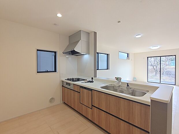 リビングにいる家族の顔が見渡せるカウンターキッチン。お料理もより一層おいしく、楽しく。食器棚を背面に設置しても十分な広さを確保しています。