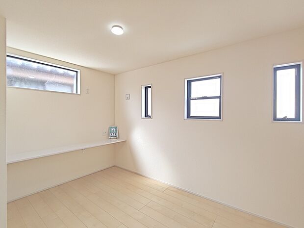 今からここを誰のお部屋にしようか、そんな洋室。大きさは5.75帖です。