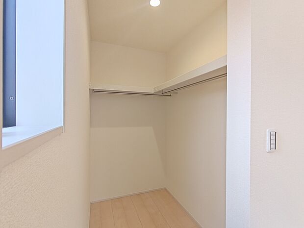 ウォークインクローゼット完備! 衣服はもちろん、大きなお荷物もたくさん収納できる便利空間です。