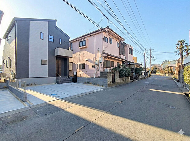 前面道路は広く、駐車がしやすいです。駐車スペース2台分ございます。