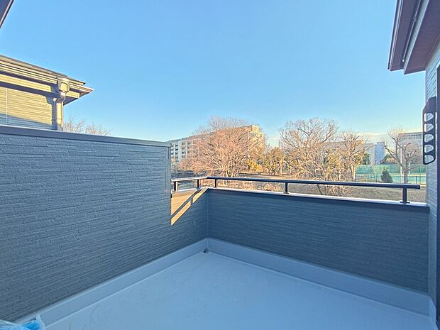 陽ざしが差込む明るいバルコニー。奥行きのあるバルコニーはお洗濯時に助かります。