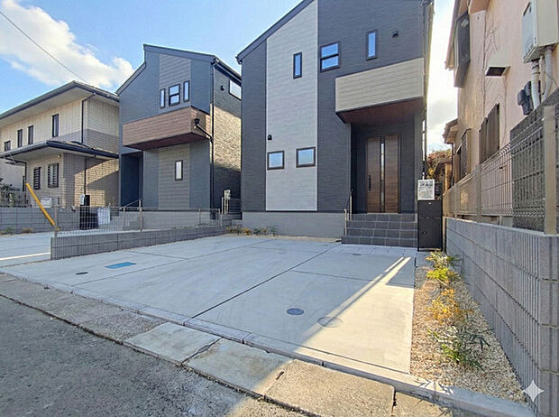 セカンドカーや来客時にも便利なカースペース2台分ございます。