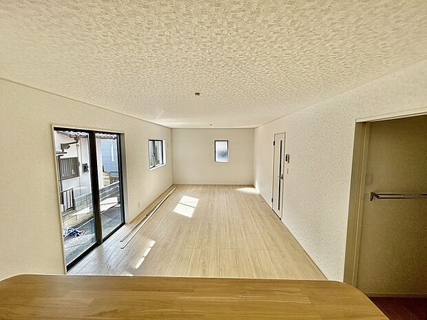 家族団欒のリビング。陽光差し込む食卓には家族の会話とスマイルが溢れます。いつまでもここで食卓を囲みたくなる、そう感じさせてくれるスペース。