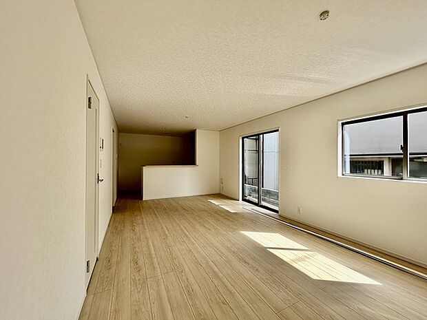 家族の集うリビングには色々な方向から光が差し込む設計に。家族のコミュニケーションが弾むスポットだから明るい雰囲気であってほしい。