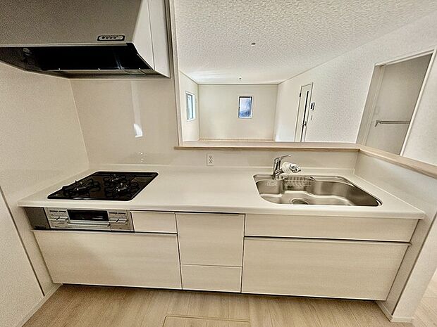 リビングにいる家族の顔が見渡せるカウンターキッチン。お料理もより一層おいしく、楽しく。食器棚を背面に設置しても十分な広さを確保しています。