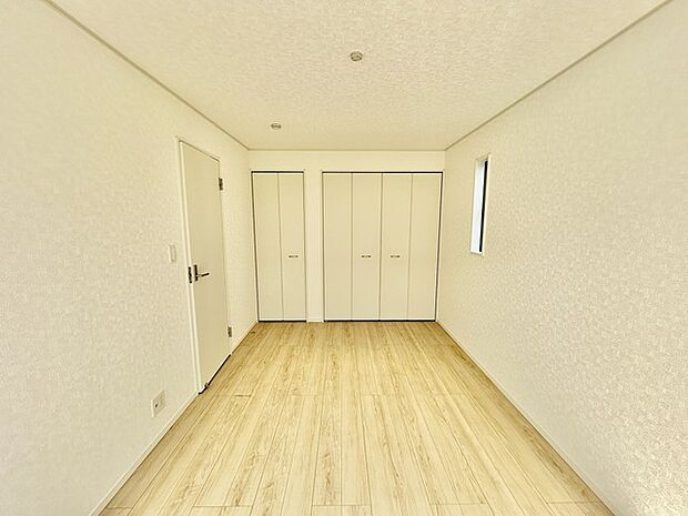 ゆとりの7.5帖ある寝室、陽光が入りやすく朝の目覚めも気持ち良く起こしてくれます。