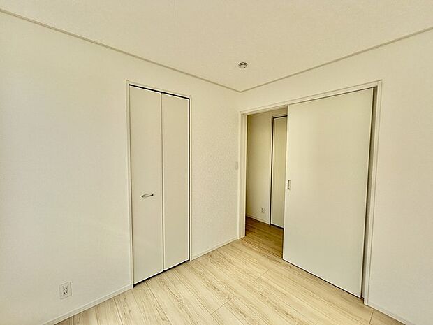 衣類の整理整頓に嬉しいクローゼット付きのお部屋。お子様のお部屋としても便利です。 収納豊富な間取りで家の中がスッキリ片付きそうです。