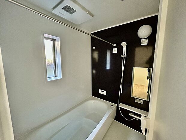 一緒にお風呂に入っている子供達の声がリビングまで聞こえてきそうな広々とした1坪バス