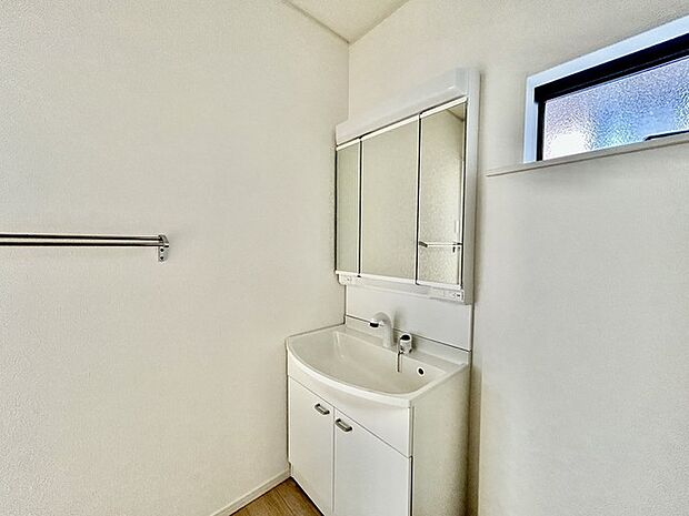 お出かけ前の身だしなみに一歩差がつく三面鏡。ミラー裏にはたっぷり収納もございます。