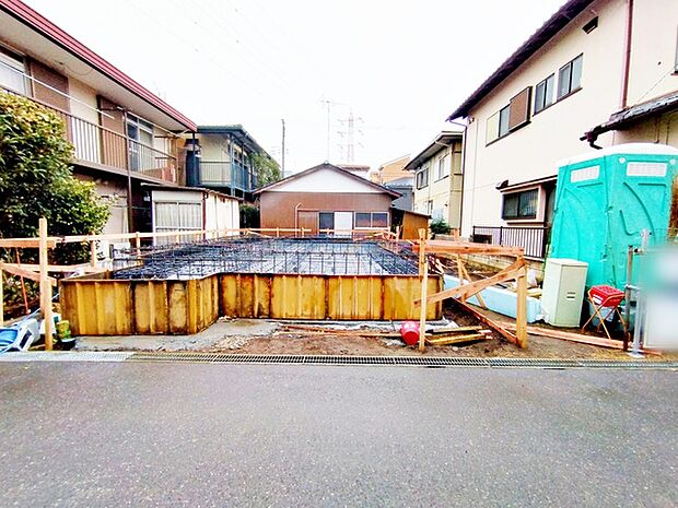 戸建てが立ち並ぶ静かな住宅街。四季折々の移り変わりを感じながら自然と楽しみ、暮らす、そんな毎日を日々の中で感じられる住環境 