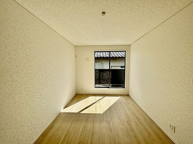 今からここを誰のお部屋にしようか、そんな洋室。大きさは7.5帖です。