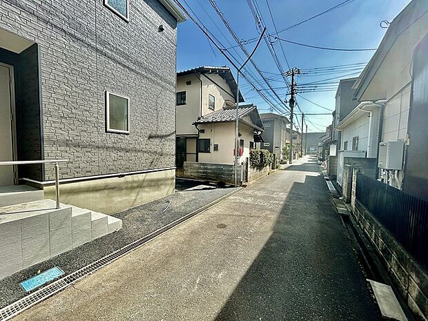 周辺の街並み 戸建てが立ち並ぶ静かな住宅街。四季折々の移り変わりを感じながら自然と楽しみ、暮らす、そんな毎日を日々の中で感じられる住環境 (10m)