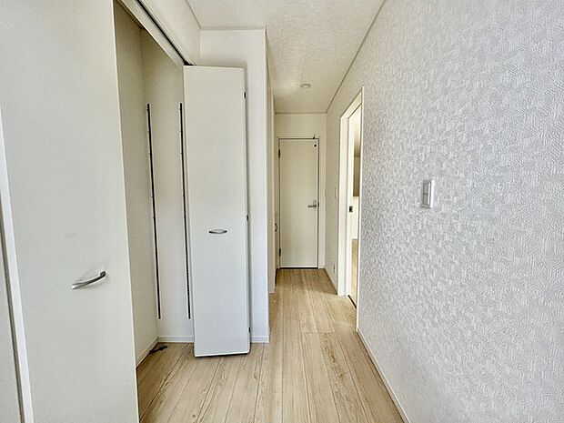 玄関ホールにはゆったりとした収納スペースもございます。