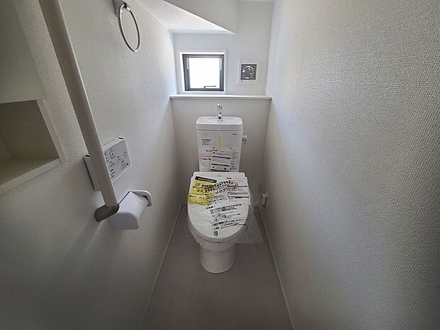ウォシュレット機能付きのトイレ。換気のしやすい窓付きで、収納もあり実用性も兼ね備えた造り。