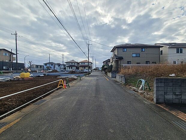 戸建てが立ち並ぶ静かな住宅街。四季折々の移り変わりを感じながら自然と楽しみ、暮らす、そんな毎日を日々の中で感じられる住環境