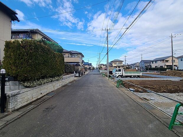 戸建てが立ち並ぶ静かな住宅街。四季折々の移り変わりを感じながら自然と楽しみ、暮らす、そんな毎日を日々の中で感じられる住環境 