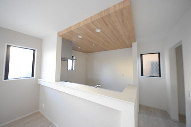 リビングにいる家族の顔が見渡せるカウンターキッチン。お料理もより一層おいしく、楽しく。食器棚を背面に設置しても十分な広さを確保しています。