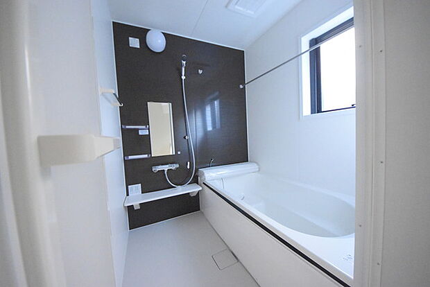 一緒にお風呂に入っている子供達の声がリビングまで聞こえてきそうな広々とした1坪バス