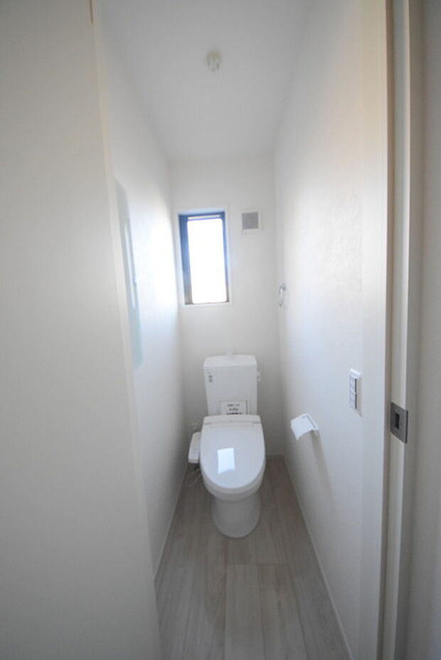 1.2階にそれぞれトレイがございます。朝の混雑時に分散して利用できるほか、ゲスト用としても使い分けることもできます。