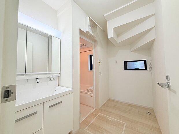 お出かけ前の身だしなみに一歩差がつく三面鏡。ミラー裏にはたっぷり収納もございます。