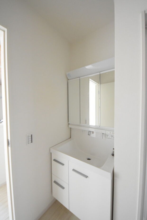 お出かけ前の身だしなみに一歩差がつく三面鏡。ミラー裏にはたっぷり収納もございます。