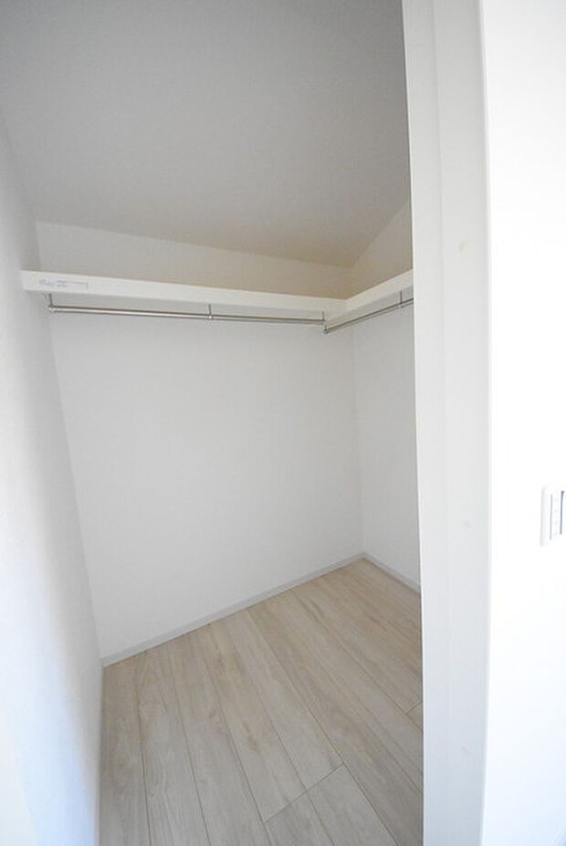 収納で悩む時間をなくしたい。家族の衣服が多くても頼もしいWIC(ウォークインクローゼット)