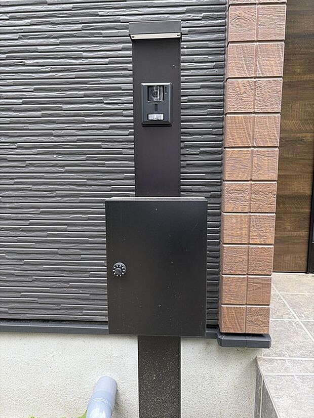 録画機能もあり、どのような人が何時に来訪されたのかが分かります。防犯上はもちろん、お届け物などの把握にも便利です。ライトが付いているので、夜間でも安心です。