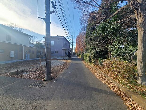 戸建てが立ち並ぶ静かな住宅街。四季折々の移り変わりを感じながら自然と楽しみ、暮らす、そんな毎日を日々の中で感じられる住環境 
