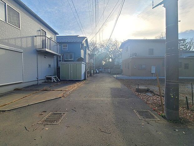 戸建てが立ち並ぶ静かな住宅街。四季折々の移り変わりを感じながら自然と楽しみ、暮らす、そんな毎日を日々の中で感じられる住環境 