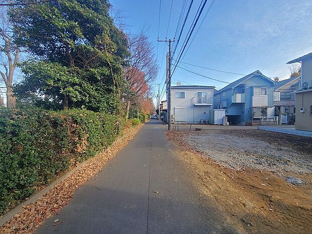 戸建てが立ち並ぶ静かな住宅街。四季折々の移り変わりを感じながら自然と楽しみ、暮らす、そんな毎日を日々の中で感じられる住環境 