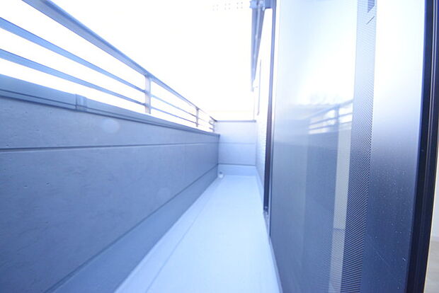 陽ざしが差込む明るいバルコニー。奥行きのあるバルコニーはお洗濯時に助かります。