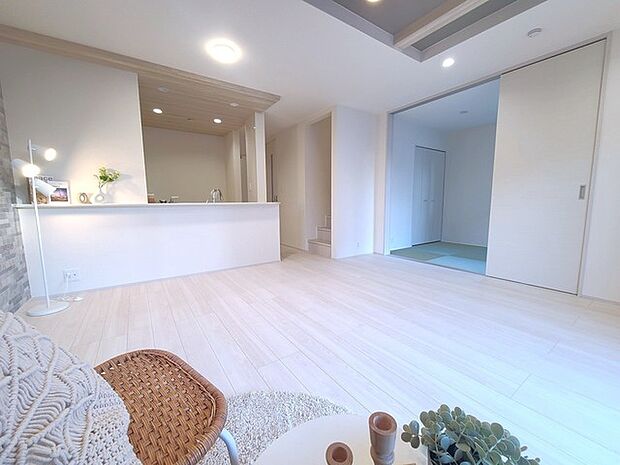 家族団欒のリビング。陽光差し込む食卓には家族の会話とスマイルが溢れます。いつまでもここで食卓を囲みたくなる、そう感じさせてくれるスペース。 