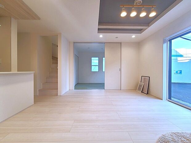 家族団欒のリビング。陽光差し込む食卓には家族の会話とスマイルが溢れます。いつまでもここで食卓を囲みたくなる、そう感じさせてくれるスペース。 