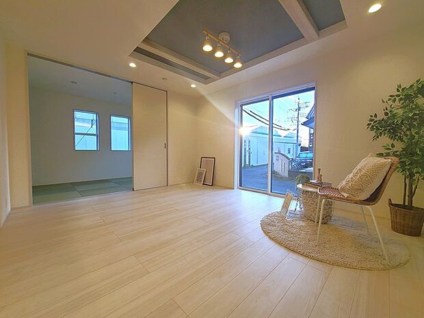 家族団欒のリビング。陽光差し込む食卓には家族の会話とスマイルが溢れます。いつまでもここで食卓を囲みたくなる、そう感じさせてくれるスペース。 