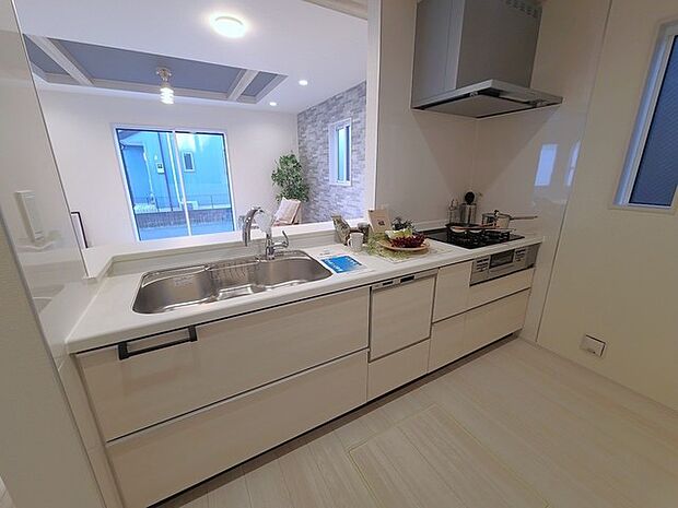 リビングにいる家族の顔が見渡せるカウンターキッチン。お料理もより一層おいしく、楽しく。食器棚を背面に設置しても十分な広さを確保しています。 