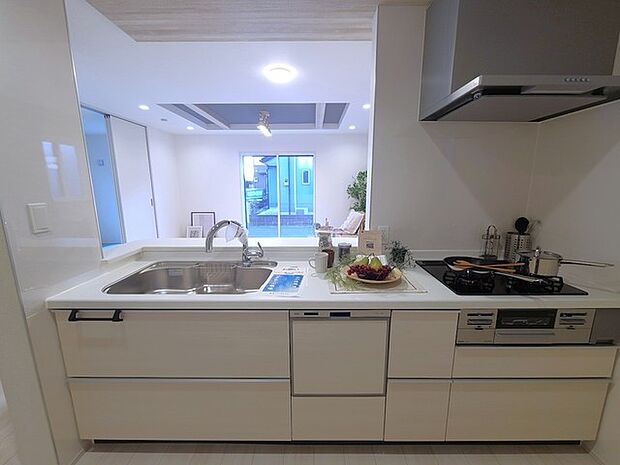 リビングにいる家族の顔が見渡せるカウンターキッチン。お料理もより一層おいしく、楽しく。食器棚を背面に設置しても十分な広さを確保しています。 