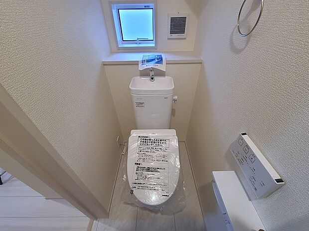 ウォシュレット機能付きのトイレ。換気のしやすい窓付きで、収納もあり実用性も兼ね備えた造り。 