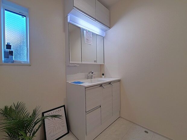 使い勝手の良い洗面台、窓があることで換気もしやすく清潔感のある空間を保てます。 