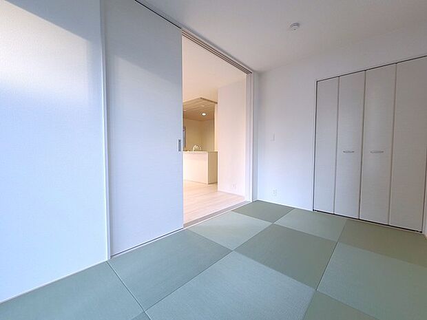 和室があるとやはりどこか心落ち着いてしまいます。客間としてもちょうど良い5帖。 