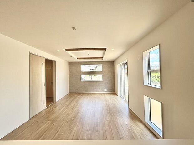 大きな開口部から明るい光が差し込むリビング。日中の室内の明るさがこの部屋の魅力です。
