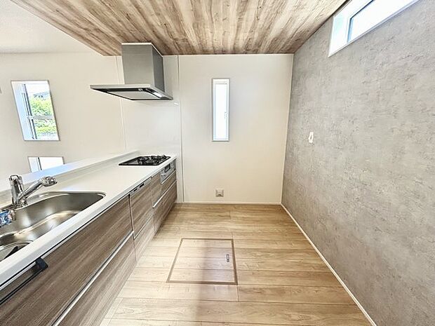 家族団欒のリビング。陽光差し込む食卓には家族の会話とスマイルが溢れます。いつまでもここで食卓を囲みたくなる、そう感じさせてくれるスペース。