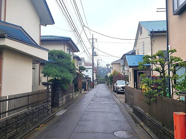 戸建てが立ち並ぶ静かな住宅街。四季折々の移り変わりを感じながら自然と楽しみ、暮らす、そんな毎日を日々の中で感じられる住環境 