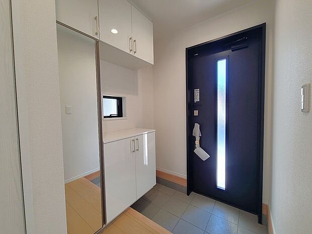 明るく開放的な玄関、靴の脱ぎ履きもしやすく、収納も豊富でご家族皆様の靴をスッキリ収納できます。 