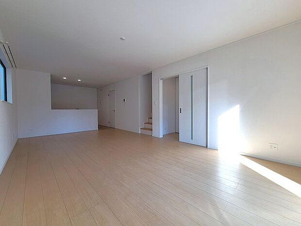 家族団欒のリビング。陽光差し込む食卓には家族の会話とスマイルが溢れます。いつまでもここで食卓を囲みたくなる、そう感じさせてくれるスペース。