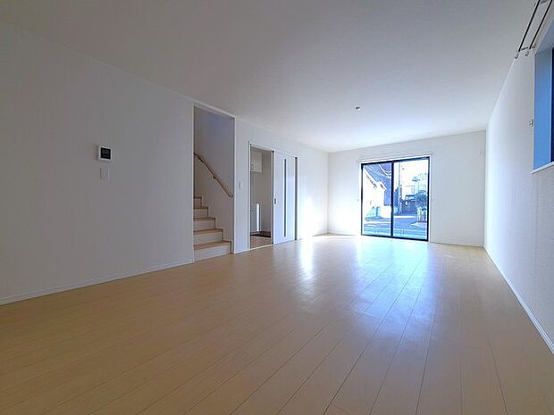 家族団欒のリビング。陽光差し込む食卓には家族の会話とスマイルが溢れます。いつまでもここで食卓を囲みたくなる、そう感じさせてくれるスペース。