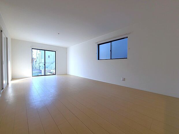 家族団欒のリビング。陽光差し込む食卓には家族の会話とスマイルが溢れます。いつまでもここで食卓を囲みたくなる、そう感じさせてくれるスペース。 