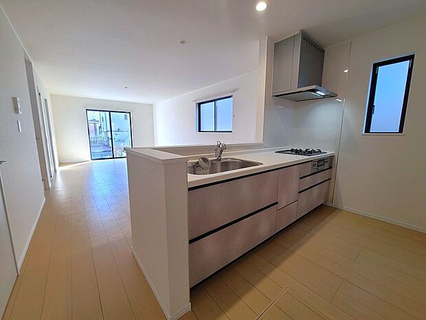 リビングにいる家族の顔が見渡せるカウンターキッチン。お料理もより一層おいしく、楽しく。食器棚を背面に設置しても十分な広さを確保しています。 