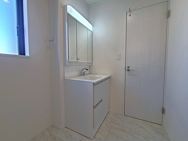 使い勝手の良い洗面台、窓があることで換気もしやすく清潔感のある空間を保てます。 