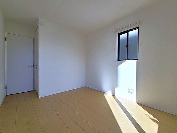 どんな家具にでも相性が良い清潔感ある白色調のクロスを採用。主張しすぎない配色、耐久性にも優れた床材は日々のメンテナンスも楽に、快適に過ごして頂けるよう考えられています。