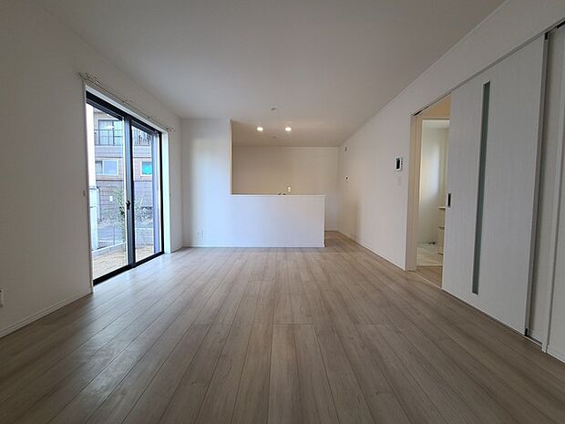 家族団欒のリビング。陽光差し込む食卓には家族の会話とスマイルが溢れます。いつまでもここで食卓を囲みたくなる、そう感じさせてくれるスペース。 